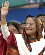 Sheikh Hasina, l�der de la Liga Awami, saluda a sus seguidores. (Foto: REUTERS)