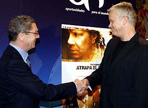 El alcalde de Madrid, Alberto Ruiz-Gallard�n, saluda al actor Tim Robbins. (Foto: EFE)