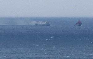 El buque desprende gran cantidad de humo. (Foto: EFE)