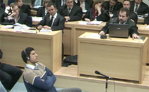 Bouchar preguntado por su abogado, al fondo en la imagen. (Foto: LaOtra)