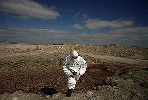 Un voluntario de la organización, en una de las balsas de fosfoyesos. (Foto. Pedro Armestre/Greenpeace) Un voluntario de la organización, en una de las balsas de fosfoyesos. (Foto. Pedro Armestre/Greenpeace)