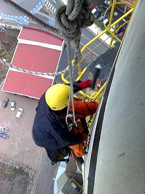 Uno de los escaladores, subido a la chimenea de la central. (Foto: Pedro Armestre/Greenpeace) Uno de los escaladores, subido a la chimenea de la central. (Foto: Pedro Armestre/Greenpeace)