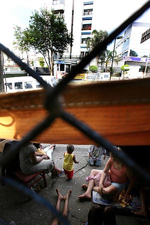 Algunas de las personas en la acampada que mantienen frente a la casa de Lula. (Foto: EFE) Algunas de las personas en la acampada que mantienen frente a la casa de Lula. (Foto: EFE)