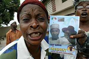 Un adepto de Umaru Yar'Adua celebra el anuncio de la Comisi�n Electoral. (Foto: AP)