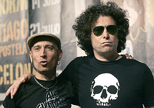 Fito Cabrales y Andrés Calamaro, durante la presentación de su gira conjunta. (Foto: EFE) Fito Cabrales y Andrés Calamaro, durante la presentación de su gira conjunta. (Foto: EFE)