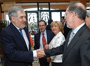 El ministro de Justicia, Mariano Fernández Bermejo (d), y el fiscal general del Estado, Cándido Conde-Pumpido (i), se saludan en Fuerteventura. (Foto: EFE)