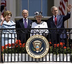 De izq. a dcha., Laura Bush, el príncipe Felipe, la reina Isabel y George W. Bush. (Foto: AFP)