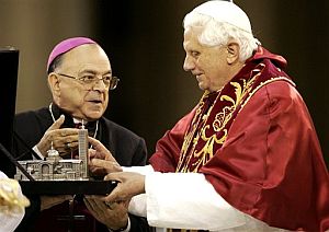 Benedicto XVI recibe una r�plica de la Basilica de la Aparecida. (Foto: AP)