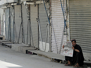 Un paquistan�, sentado frenta a comercios cerrados en la ciduad de Quetta. (Foto: AFP)