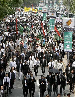 Manifestaci�n contra el Gobierno este lunes en Lahore. (Foto: AP)