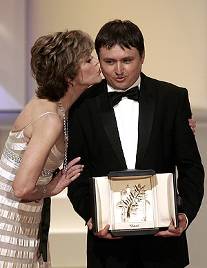 cristian mungiu con la palma de oro de cannes 2007