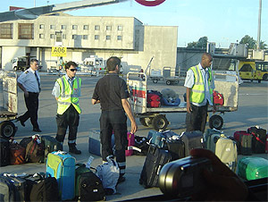 Personal del aeropuerto de Lisboa busca en la pista de despegue las maletas de los pasajeros que sí pudieron volar ayer. (Foto: Caroline Casteigts)