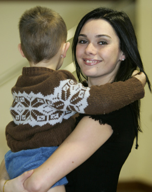Ángela Bustillo, Miss Cantabria 2006, junto a su hijo. (Foto: Cotera)