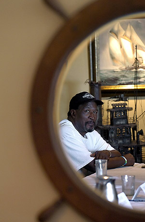 El actor John Amos en el interior del nav�o. (Foto: AP)