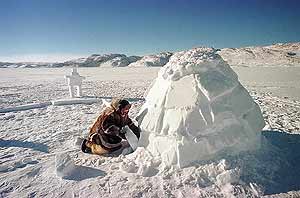 Un Inuit que vive en Opingiviken, cerca de Nunavut, cubre la entrada de un iglú. (Foto: AP)
