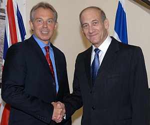 Blair y Olmert se estrechan la mano en una imagen de septiembre de 2006. (Foto: AFP)