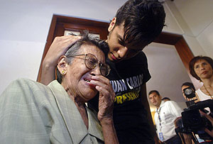 La madre de Juan Carlos Narvaez, uno de los diputados asesinados, llorando. (Foto: AFP)