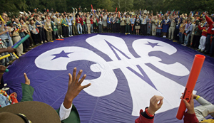 Varios scouts alrededor del emblema de la flor de lis del movimiento en la ceremonia de Brownsea. (Foto: AFP ) Varios scouts alrededor del emblema de la flor de lis del movimiento en la ceremonia de Brownsea. (Foto: AFP )