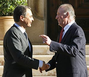 Zapatero y Don Juan Carlos se saludan en Palma de Mallorca. (Foto: EFE)