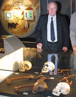 Michael Walker en una exposici�n del hombre de Neanderthal en Murcia (EL MUNDO)