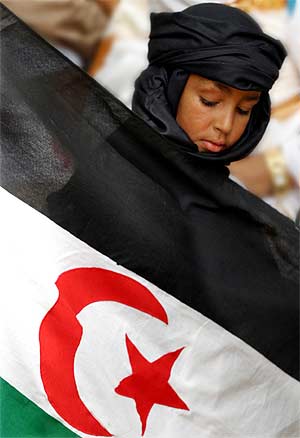 Una saharaui protesta en favor de un referéndum en 2004. (Foto: Antón Meres)