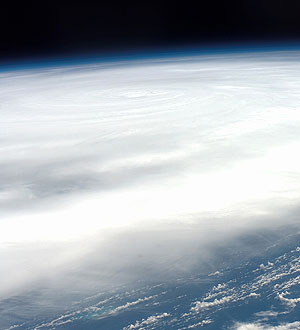 Imagen de Dean tomada por los tripulantes del Endeavour en la tarde del sábado. (Foto: AFP)