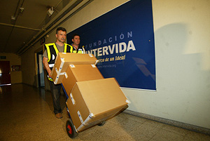 Agentes de la policía judicial durante el registro de las oficinas de Intervida en Barcelona. (Q. García)