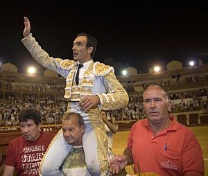 'El Cid' sale a hombros por la puerta grande. (Foto: EFE)