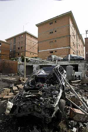 Uno de los vehículos calcinados tras el atentado de ETA en Durango. (Foto: Iñaki Andrés) Uno de los vehículos calcinados tras el atentado de ETA en Durango. (Foto: Iñaki Andrés)