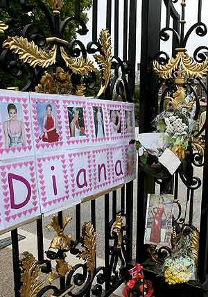 Fotos y notas en las puertas del Palacio Kensington, donde se celebró la vigilia. (Foto: EFE)