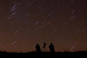 Dos astr&oacute;nomos brit&aacute;nicos contemplan la reciente lluvia de estrellas de las Perseidas (EFE)