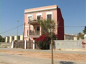 Las casas costeras tradicionales dan paso a car�simas promociones de adosados unifamiliares.