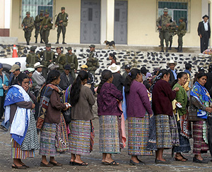Ind�genas hacen fila para poder votar en la aldea La Esperanza,Totonicapan. (Foto: EFE)