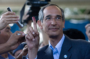 El socialdem�crata �lvaro Colom tras votar. (Foto: REUTERS)