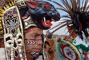 Indígenas latinoamericanos realizando un ritual durante un encuentro de diferentes pueblos. (EFE)