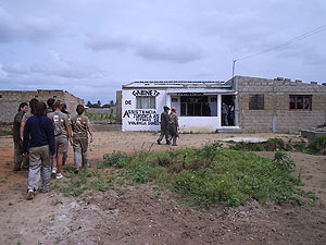 Los expedicionarios en la entrada del centro de asistencia jurídica para la violencia doméstica de Manhiça. (Foto: Ana Bravo)