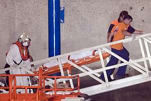 Traslado del cuerpo sin vida del marinero Manuel Alba. (Foto: EFE)