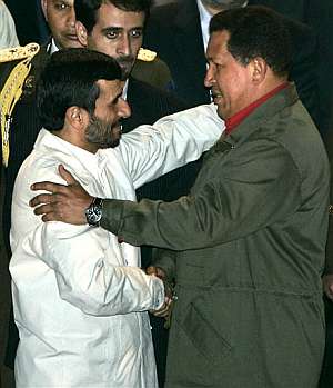 Ahmadineyad y Chávez se saluda en la recepción oficial en Caracas. (Foto: AP)