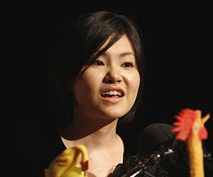 Mayu Yamamoto recoge su premio Ig Nobel por su estudio sobre la vainilla y los excrementos de vaca (Foto: AFP)