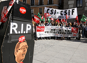 Empleados públicos protestan frente al Ayuntamiento contra las privatizaciones