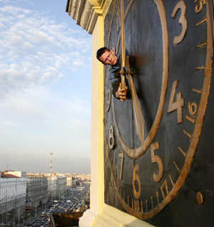 Un operario cambia la hora del reloj de una torre en Minsk (Bielorrusia). (Foto: AFP / Alexei Gromov)