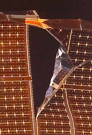 Desgarro en el panel solar (Foto: NASA) Desgarro en el panel solar (Foto: NASA)
