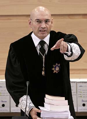 avier Gomez Bermudez da instrucciones antes de la lectura de la sentencia. (Foto: AP)