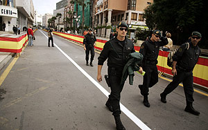 Miembros de las Fuerzas de Seguridad, en una calle de Ceuta. (Foto: REUTERS)