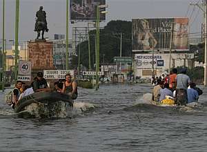 La poblaci�n de Villahermosa se desplaza en barcas o lanchas. (Foto: AP)