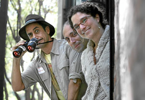 De izquierda a derecha, el profesor Roots, Ferr�n Guallar, director del Instituto Jane Goodall en Espa�a, y Sonia Casta�eda, de la Fundaci�n Biodiversidad. (Foto: Jaime Villanueva)
