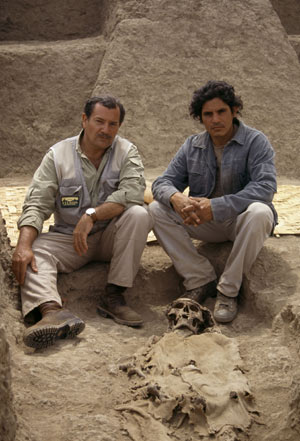 José Manuel Novoa y Nacho Alva, junto a una momia inca. (Foto: Explora Films)