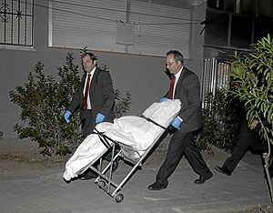 Cad�ver de una mujer asesinada en Madrid por su compa�ero sentimental el pasado mes de octubre. (Foto: Paco Toledo)