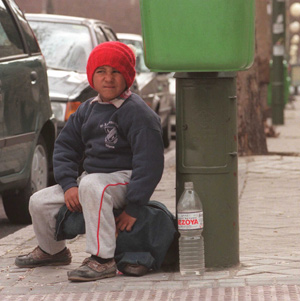 Un niño rumano mendiga en las calles de Madrid (Foto: J. Villanueva)