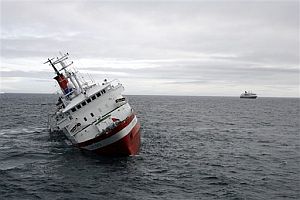 El crucero de lujo 'Explorer', tras su naufragio. (Foto: AP)